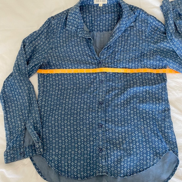 NWOT Cloth & Stone Medium Blue Chambray Blouse Size Small - Picture 2 of 5